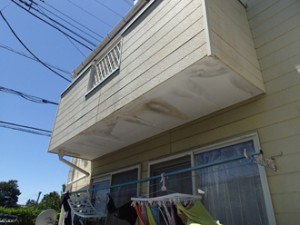 ベランダ下雨染み