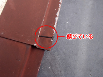 横浜市栄区　屋根点検　板金の釘が浮いて錆びている