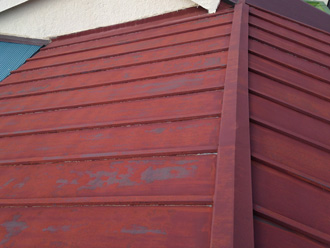 横浜市港北区　屋根の点検　塗膜が劣化して色褪せしている