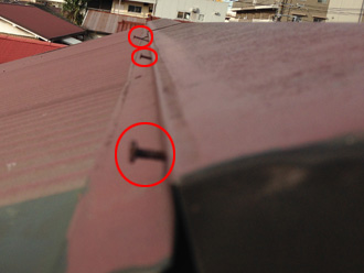 横浜市港北区　屋根の点検　棟の固定用の釘が浮いている