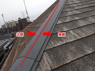 横浜市旭区　北側の屋根には苔が生え、南側は表面が剥がれて白っぽくなっている