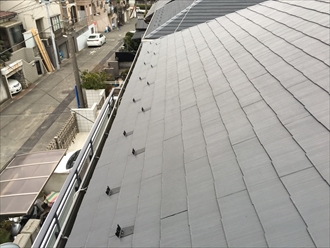 横浜市鶴見区で雪に備えて屋根に大型雪止め設置