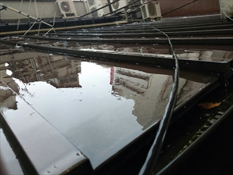 横浜市中区で駅前店舗の屋根を一部葺き替えしています
