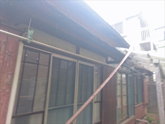 川崎市幸区で強風により雨漏りと雨樋破損