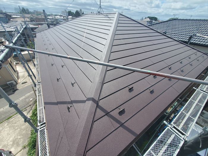 横浜市鶴見区工場屋根の小波スレートカバー工事をしています