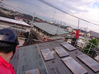 横浜市緑区で雨漏りしているセメント瓦の葺替え工事です