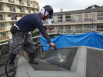 横浜市中区で化粧スレート屋根を屋根塗装前に高圧洗浄