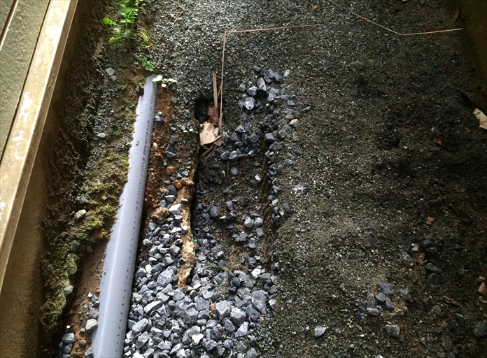 雨樋からの水滴により造り出された穴