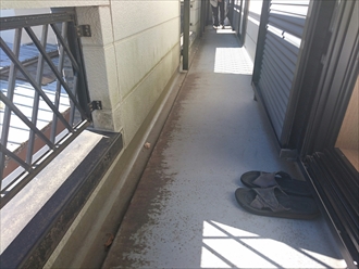 バルコニーからの雨漏りの原因になる部分は一箇所とは限りません 横浜市栄区 横浜の屋根工事 屋根リフォーム 屋根塗装は街の屋根やさん横浜