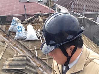 セメント瓦の葺き替え工事で野地板と防水紙を張っていきます｜横浜市南区