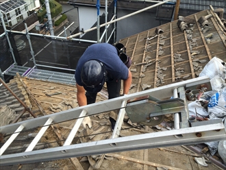 セメント瓦の葺き替え工事で瓦を降ろして分かる木材の傷み｜横浜市南区