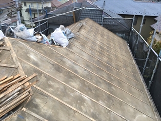 セメント瓦の葺き替え工事で野地板と防水紙を張っていきます 横浜市南区 横浜の屋根工事 屋根リフォーム 屋根塗装は街の屋根やさん横浜 セメント瓦の葺き替え工事で野地板と防水紙を張っていきます 横浜市南区 横浜の屋根工事 屋根リフォーム 屋根塗装は街の屋根やさん横浜