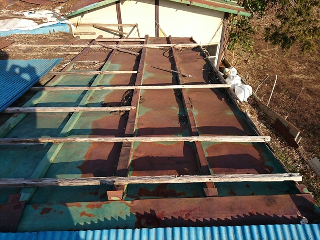 二重にしてある屋根は雨漏りでボロボロです 横浜市旭区 横浜の屋根工事 屋根リフォーム 屋根塗装は街の屋根やさん横浜