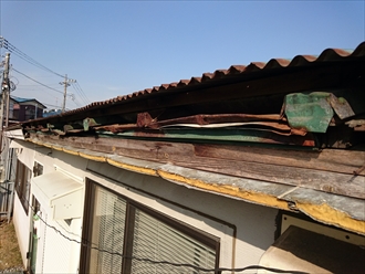 二重にしてある屋根は雨漏りでボロボロです｜横浜市旭区