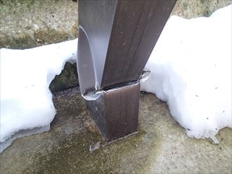 雪の重みで折れたカーポート支柱