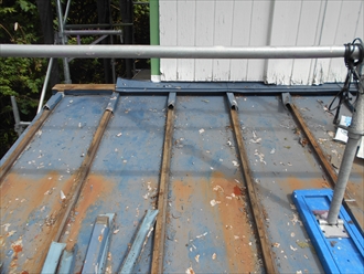 使用できる屋根材が限られる低勾配な屋根を立平葺きへ葺き替え3