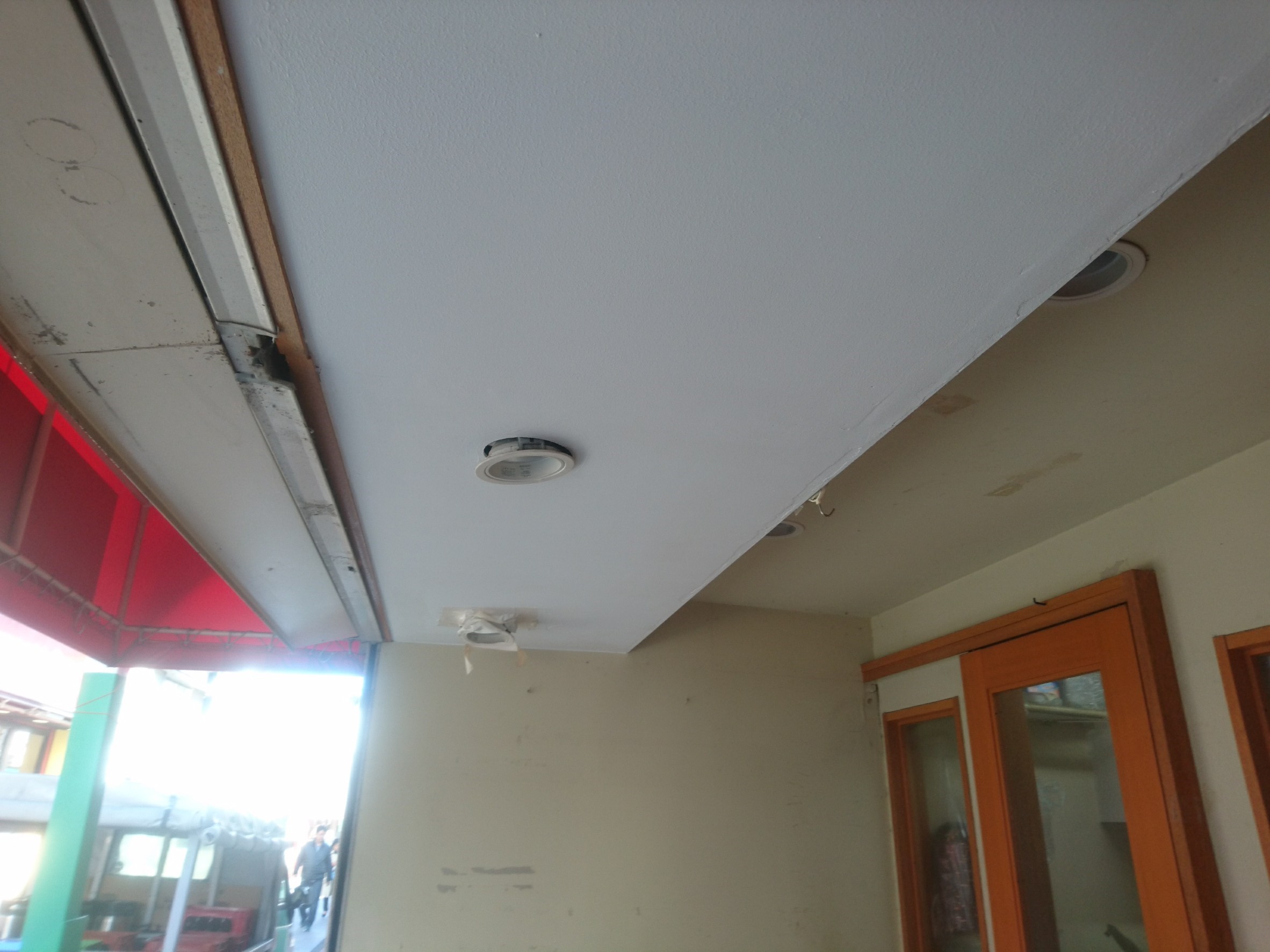 横浜市磯子区にて飲食店入口の雨漏り被害をコーキング補修と天井張替 塗装で改善 横浜の屋根工事 屋根リフォーム 屋根塗装は街の屋根やさん横浜 横浜市磯子区にて飲食店入口の雨漏り被害をコーキング補修と天井張替 塗装で改善 横浜の屋根工事 屋根リフォーム 屋根塗装は街の屋根やさん横浜