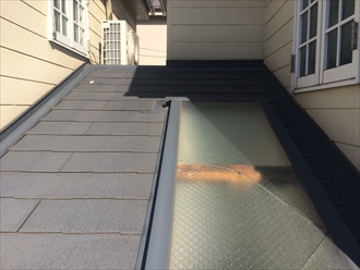 横浜市戸塚区で屋根調査、お隣様と屋根が繋がっている場合はお隣様も葺き替え工事が必要です