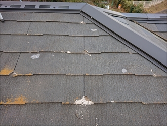 コロニアルネオの特徴の欠けている屋根材の様子