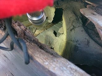 本来屋根材を固定するためになくてはならない垂木も腐ってしまい小屋裏内へ落ちてしまっています