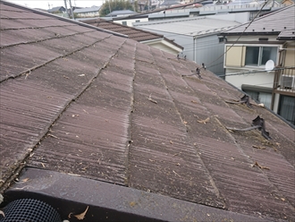 勾配もどちらかというと緩い勾配になります。塗装をしておらず塗膜も剥がれた屋根は雨水を吸って正常に屋根材として機能しなくなります。塗装ができなくなるとカバー工事か葺き替え工事しか選択肢がなくなってしまいます。