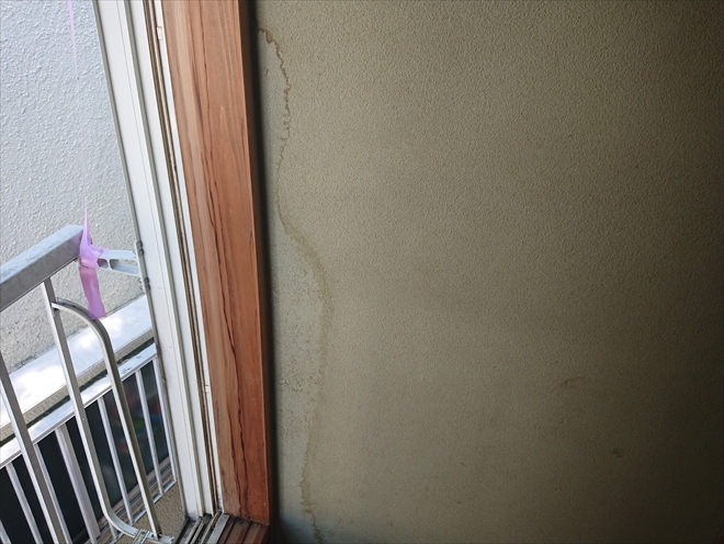 室内への雨漏りのしているサッシまわり。雨染みが木枠や珪藻土の壁に見受けられます。