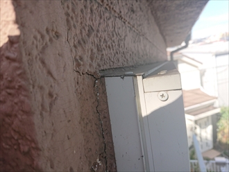 サイディング外壁のこちらのお宅のサッシまわりはコーキングが割れているのが分かります。こちらは屋根工事というよりも塗装してサッシ回りをコーキングで増し打ちする必要があります。