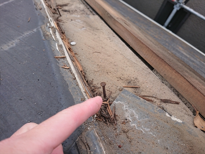 めくれていた棟板金、隅棟の板金を剥がした様子です。コロニアル屋根に打ち込んでいる釘は相当前から腐食が進んでいて釘が錆で覆われています。また本来あるはずの貫板が一部吹き飛んで無くなっています。