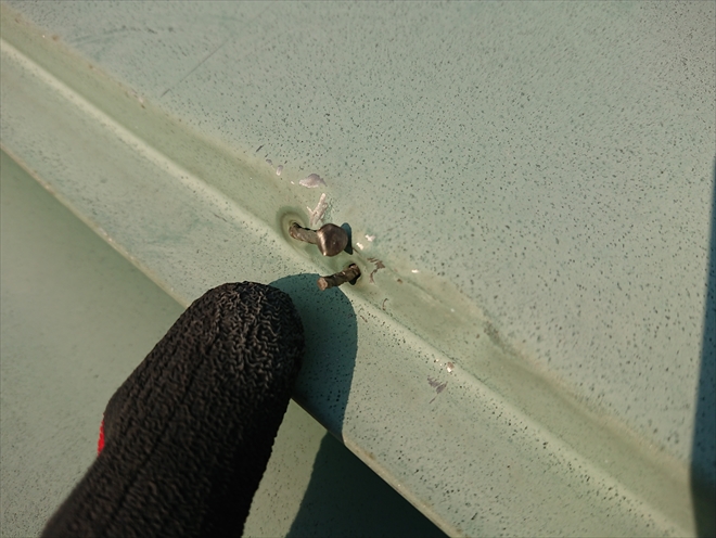 棟板金の釘が経年による錆びで釘頭などもなくなって固定力が弱まってしまっています。