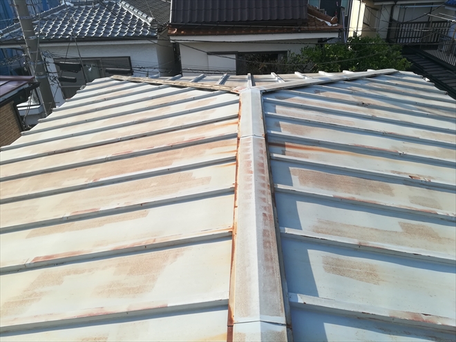 横浜市鶴見区下野谷町にて瓦棒葺き屋根の棟板金交換の様子