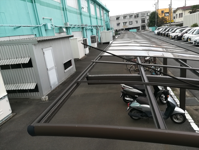 台風被害を受けたサイクルポート