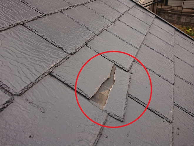 クボタ(現：ケイミュー)が発売していたスレート屋根材です。通常の横910㎜のスレートと違い小さな正方形で構築されています。一枚一枚の面積が小さいため塗装する時に手間がかかります。
