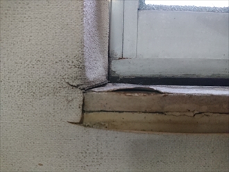 水を吸いすぎてクロスが剥がれてしまい石膏ボードが直に見えています。しかもこの石膏ボードも水を吸っていて柔らかくなってしまっていました。