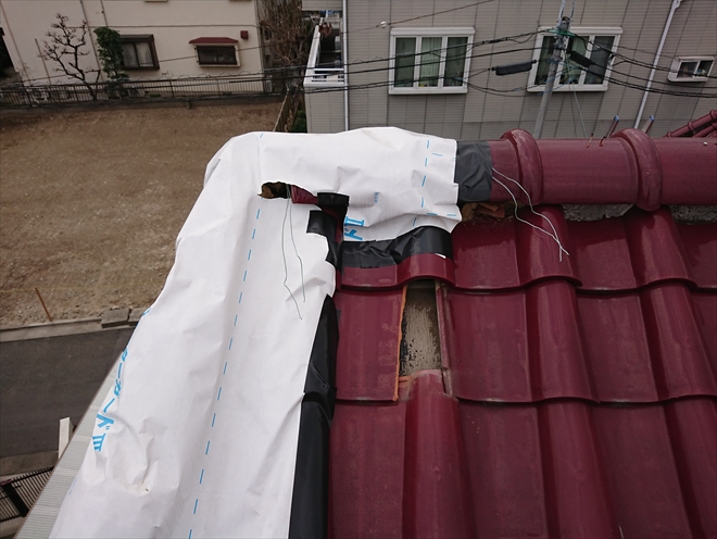 築30年経ったS型陶器瓦が台風により飛散し外壁内部に使われる透湿シートをブチルテープで簡易的にとめていただけでした。急勾配なのもあり、早急に補修が必要です。