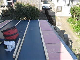 横浜市西区東久保町にて瓦棒葺き屋根の改修工事を行いました
