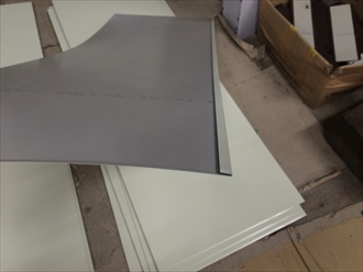 横浜市西区浅間町にて屋根の板金工事で使用する部材を工場の折り曲げ機でハゼ作り