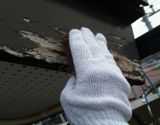 平塚市田村　塗膜が劣化した破風板の塗装　ケレン