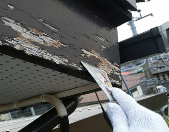 平塚市田村　塗膜が劣化した破風板の塗装　古い塗膜除去