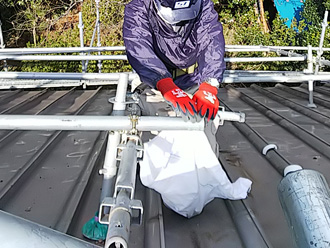 伊勢原市高森　雨漏り補修をするために屋根足場を仮設