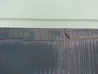棟板金の表面はチョーキングも酷く、貫板の腐食も心配になります。