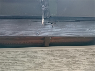 まだ残っている鼻隠し板も雨水を吸いすぎて黒ずんでしまっている