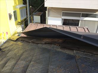 中郡二宮町中里で、棟板金が今にも飛ばされそうな状態の化粧スレート屋根を調査いたしました