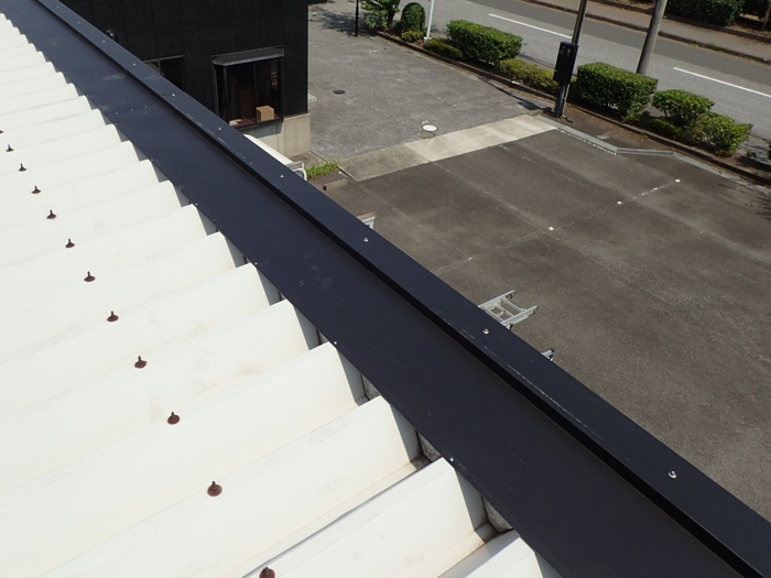 平塚市大神　工場屋根の笠木設置工事完了