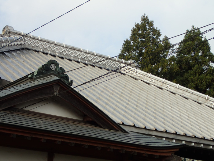 伊勢原市高森にて長尺屋根が台風で雨漏りしたためリベットのビス留めビス補強で対応