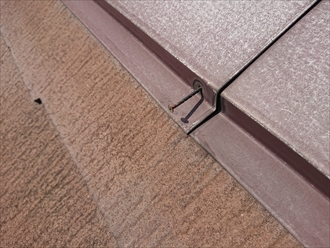 これだけ釘が抜けそうになっていると板金の隙間から貫板や屋根材の裏への雨水の侵入を心配しないといけません