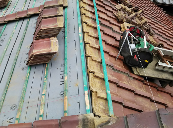 中郡二宮町百合が丘にて防水紙劣化で雨漏りしている屋根を屋根葺き直し工事で改善
