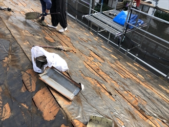 既存の屋根材を撤去すると防水紙も経年により溶けていたりします。