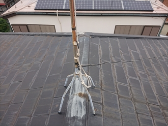 寄棟であるこちらの建物の大棟あたりを撮影した様子。なにかしら手をかけていたのか板金の色が変わっている箇所があります