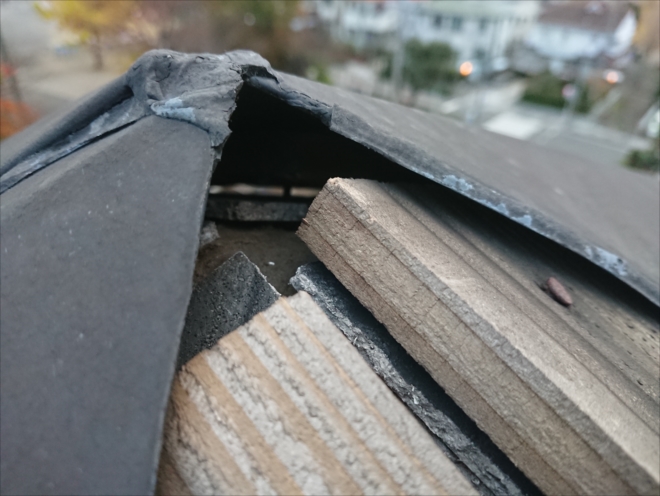 棟が集まっている屋根の頂点ですが、このままですと雨が降ると建物内部へ雨水が侵入します