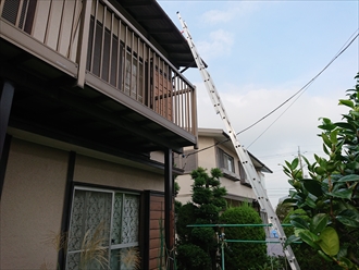 棟板金が飛散した現場調査の為屋根にあがる前の様子